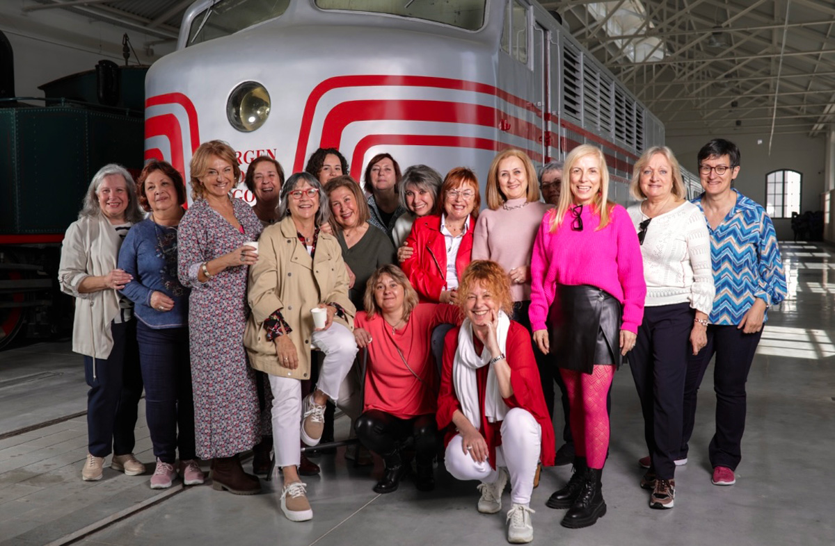 Fotografia de les dones de la promoció a l’última  reunió al Museu del Ferrocarril de Catalunya