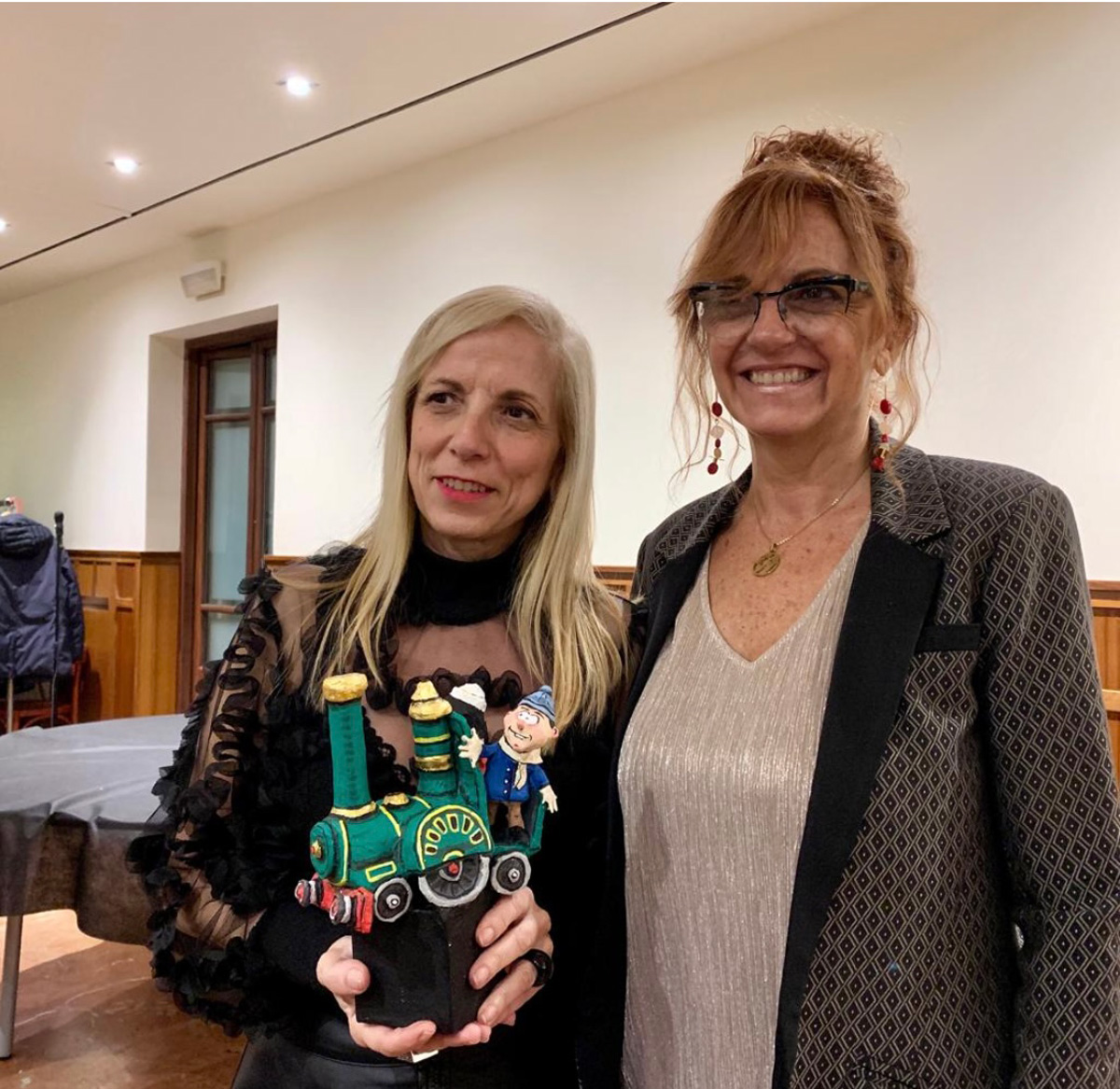 Ana Grande i Pilar Garcia recollint un premi